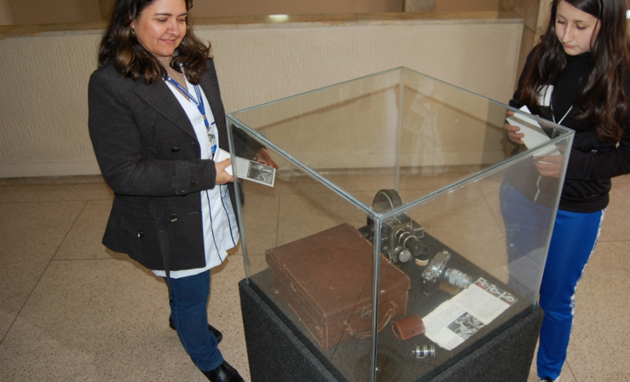 Vida e obra do professor paranaense Germano Bayer e a história do Colégio Estadual do Paraná (CEP) são apresentadas na mostra.