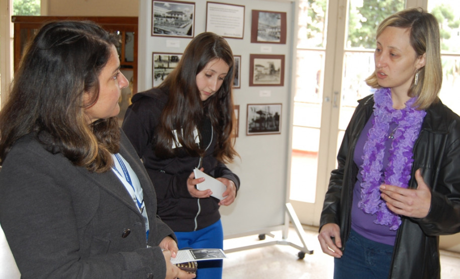 Vida e obra do professor paranaense Germano Bayer e a história do Colégio Estadual do Paraná (CEP) são apresentadas na mostra.