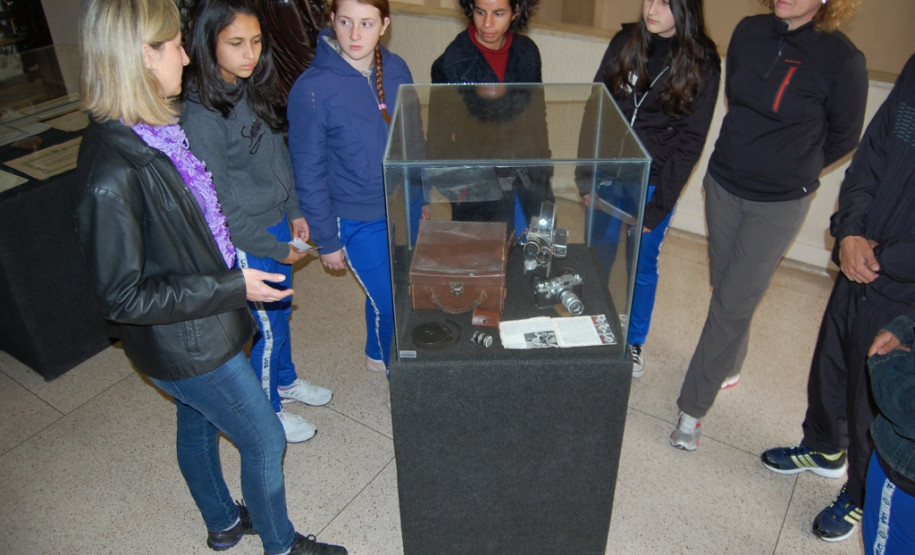 Vida e obra do professor paranaense Germano Bayer e a história do Colégio Estadual do Paraná (CEP) são apresentadas na mostra.