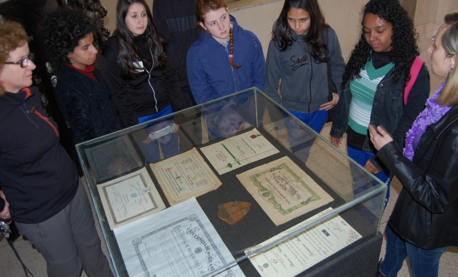 Vida e obra do professor paranaense Germano Bayer e a história do Colégio Estadual do Paraná (CEP) são apresentadas na mostra.