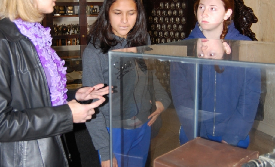 Vida e obra do professor paranaense Germano Bayer e a história do Colégio Estadual do Paraná (CEP) são apresentadas na mostra.
