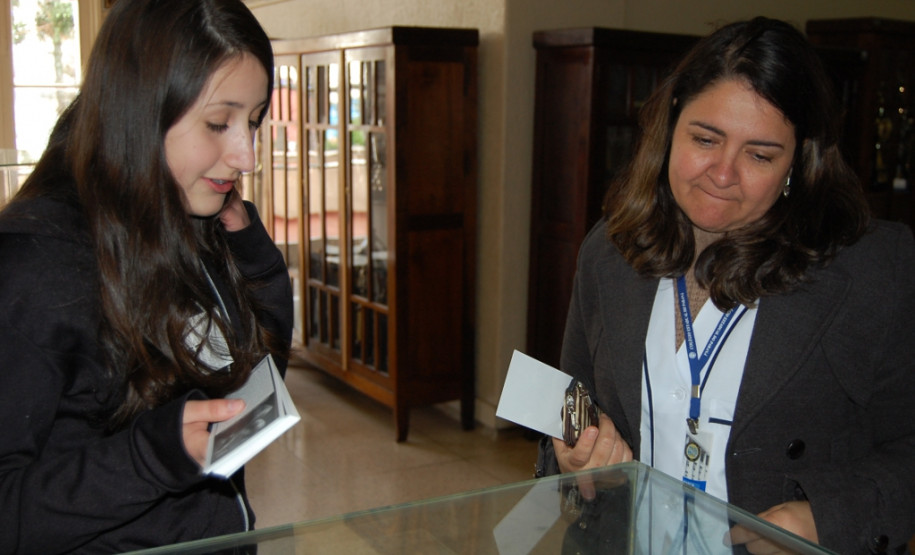 Vida e obra do professor paranaense Germano Bayer e a história do Colégio Estadual do Paraná (CEP) são apresentadas na mostra.