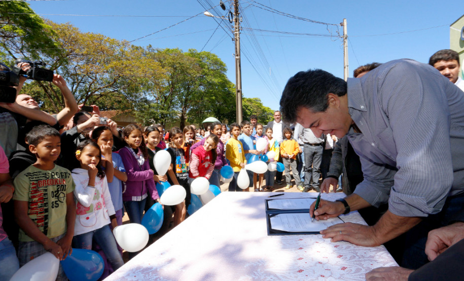 Governador Beto Richa assinou a ordem de serviço para obras no Colégio Estadual do Campo Centrão, no município de Querência do Norte.