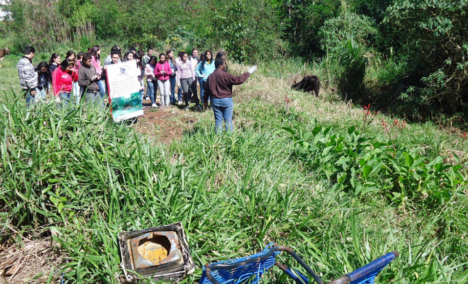 Alunos do Colégio Pioneiros de Foz do Iguaçu começaram, nesta quarta-feira (25), o monitoramento do Rio Sanga Romão, que passa próximo ao Colégio e é um dos afluentes do Rio Boicy, um dos mais importantes do município.