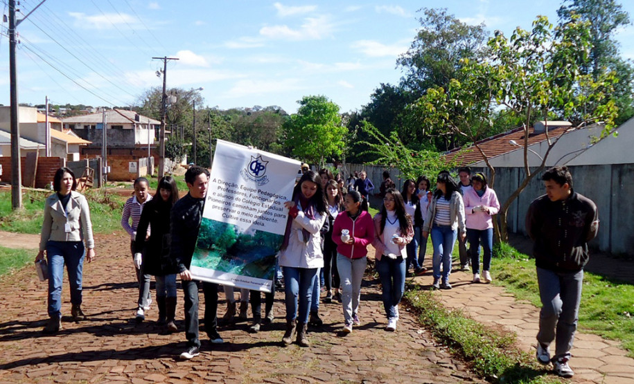 Alunos do Colégio Pioneiros de Foz do Iguaçu começaram, nesta quarta-feira (25), o monitoramento do Rio Sanga Romão, que passa próximo ao Colégio e é um dos afluentes do Rio Boicy, um dos mais importantes do município.