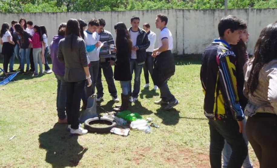 Alunos do Colégio Pioneiros de Foz do Iguaçu começaram o monitoramento do Rio Sanga Romão, que passa perto da escola.