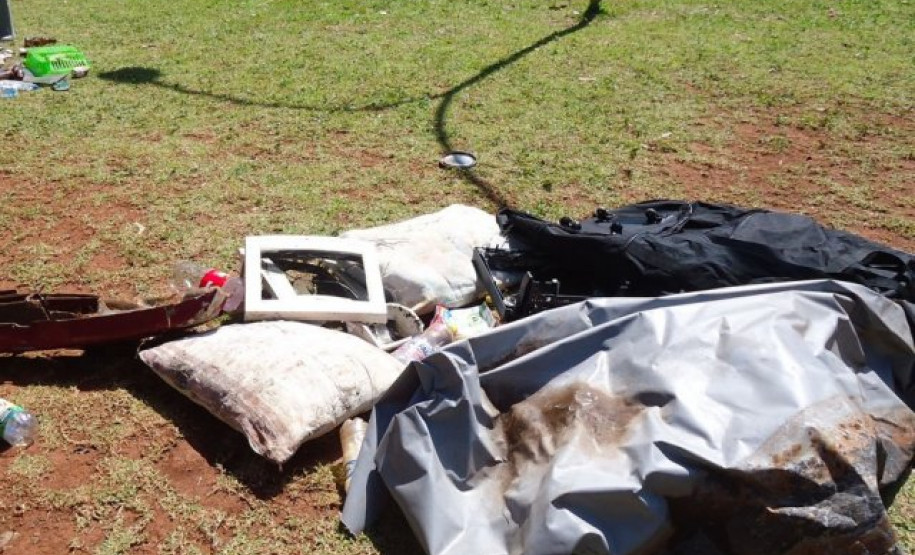 Lixo coletado junto ao rio pelos alunos do Colégio Pioneiros.