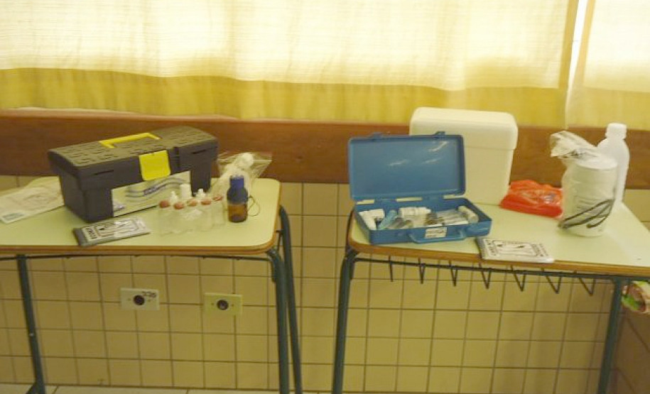 Kits para a coleta e análise da água do Rio Sanga Romão, em Foz do Iguaçu.