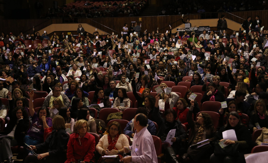 Imagens do primeiro dia da Conferência Estadual de Educação do Paraná.<br />
<br />
Veja mais fotos em: <a href=" http://www.flickr.com/photos/flavioarns/sets/72157635848374146/page2/" target="_blank"> http://www.flickr.com/photos/flavioarns </a>