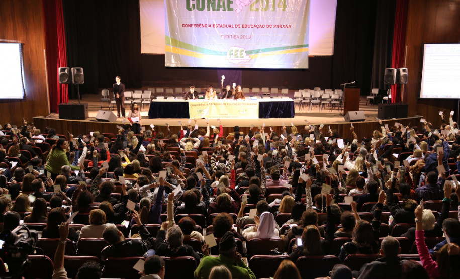 Imagens do primeiro dia da Conferência Estadual de Educação do Paraná.<br />
<br />
Veja mais fotos em: <a href=" http://www.flickr.com/photos/flavioarns/sets/72157635848374146/page2/" target="_blank"> http://www.flickr.com/photos/flavioarns </a>
