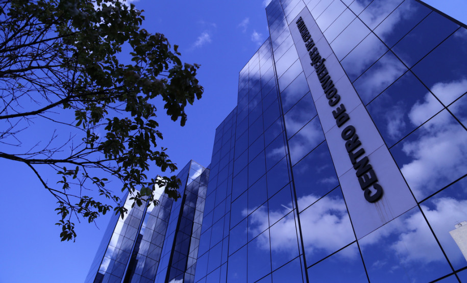 Imagens do primeiro dia da Conferência Estadual de Educação do Paraná.<br />
<br />
Veja mais fotos em: <a href=" http://www.flickr.com/photos/flavioarns/sets/72157635848374146/page2/" target="_blank"> http://www.flickr.com/photos/flavioarns </a>