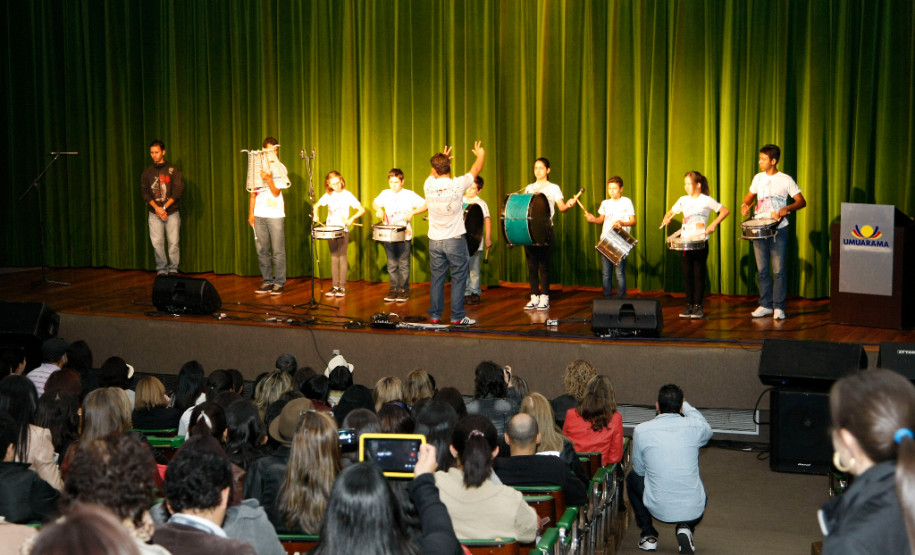Apresentação da fanfarra no Centro Cultural de Umuarama da Caravana da Poesia. 18-09-13.