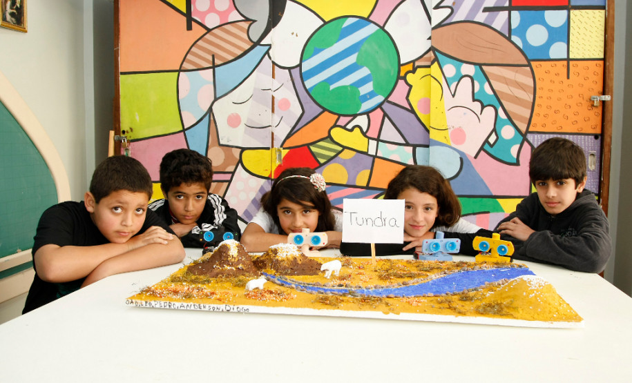 Colegio Estadual Maria Aguiar Teixeira, alunos produzem robô na aula de matematica, alunos do periodo integral. 27-09-13. Foto: Hedeson Alves