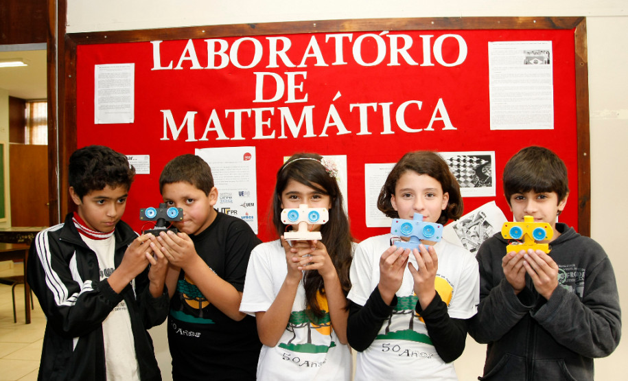 Colegio Estadual Maria Aguiar Teixeira, alunos produzem robô na aula de matematica, alunos do periodo integral. 27-09-13.