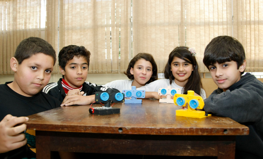 Colegio Estadual Maria Aguiar Teixeira, alunos produzem robô na aula de matematica, alunos do periodo integral. 27-09-13.