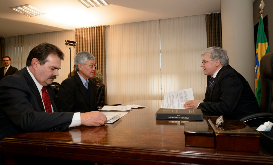 O secretário estadual do Planejamento Cassio Taniguchi e o secretário de Governo, Cesar Silvestri, entregam ao presidente da Assembleia Legislativa do Paraná, deputado Valdir Rossoni, a proposta do orçamento do Estado para 2014. Curitiba,30/09/2013.