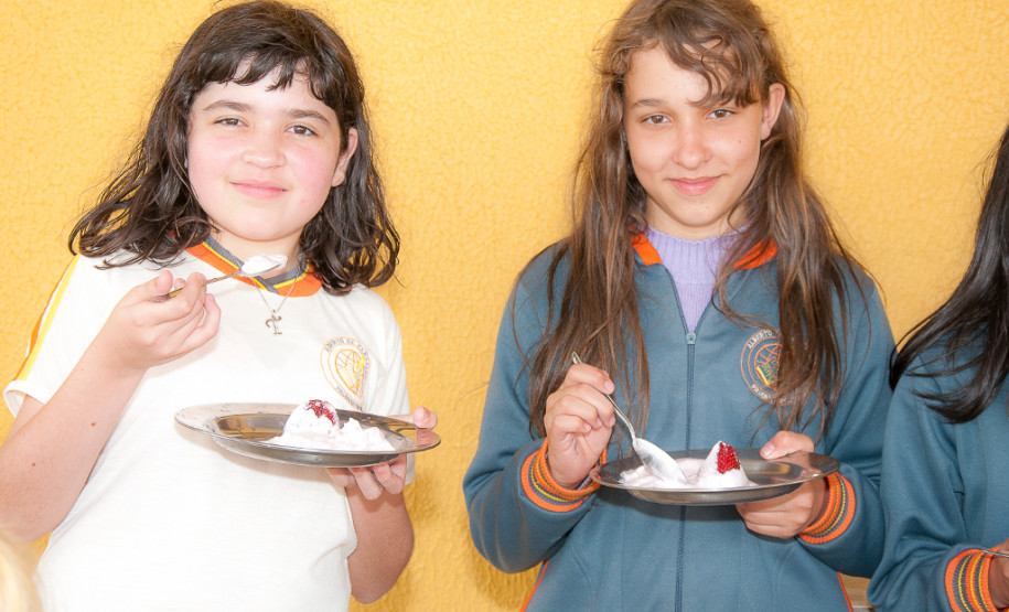 Em Prudentópolis, na região Central do Paraná, as merendeiras Marilda de Lima e Silvana Zdebski, do Colégio Estadual Alberto de Carvalho, usam as frutas em diversas receitas. Entre as várias opções, o sorvete natural de morango fez sucesso entre os alunos.