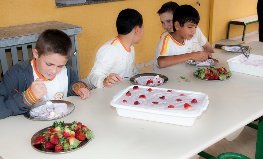 Em Prudentópolis, na região Central do Paraná, as merendeiras Marilda de Lima e Silvana Zdebski, do Colégio Estadual Alberto de Carvalho, usam as frutas em diversas receitas. Entre as várias opções, o sorvete natural de morango fez sucesso entre os alunos.