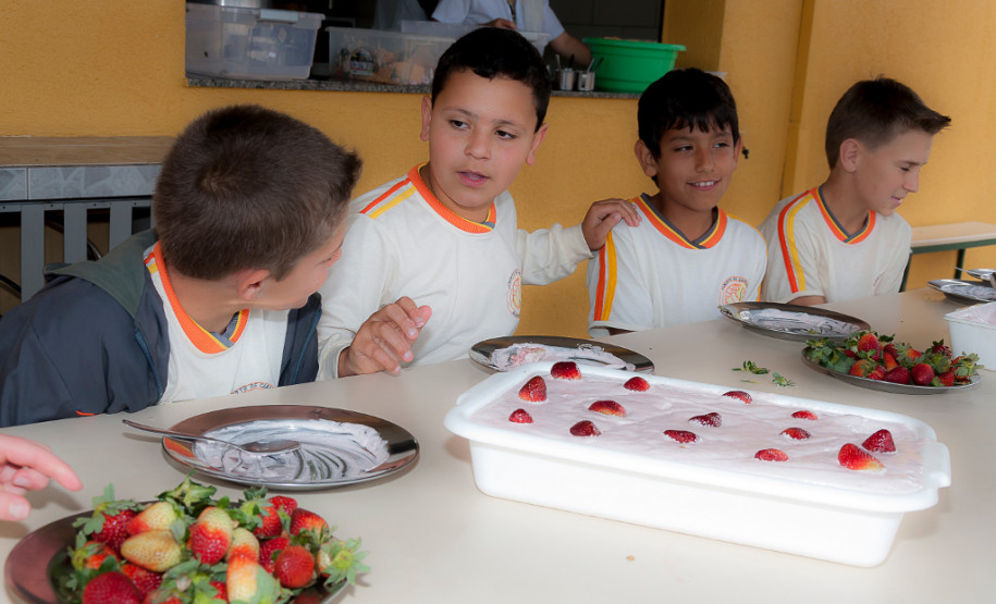 Em Prudentópolis, na região Central do Paraná, as merendeiras Marilda de Lima e Silvana Zdebski, do Colégio Estadual Alberto de Carvalho, usam as frutas em diversas receitas. Entre as várias opções, o sorvete natural de morango fez sucesso entre os alunos.