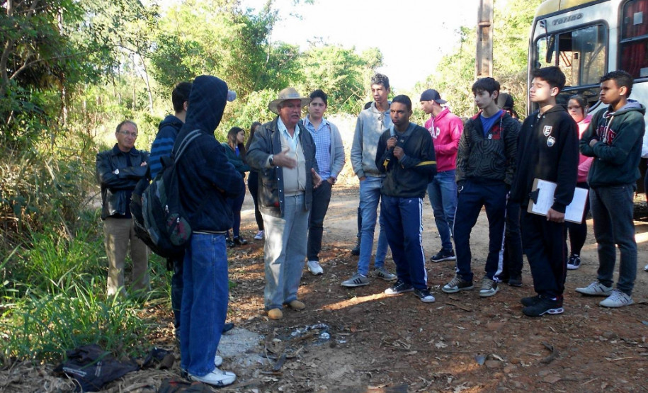 Amostras de água e de resíduos do Ribeirão do Ema foram coletadas por alunos do 2.º ano do Ensino Médio do Colégio Estadual Professor Francisco Villanueva, em Rolândia.