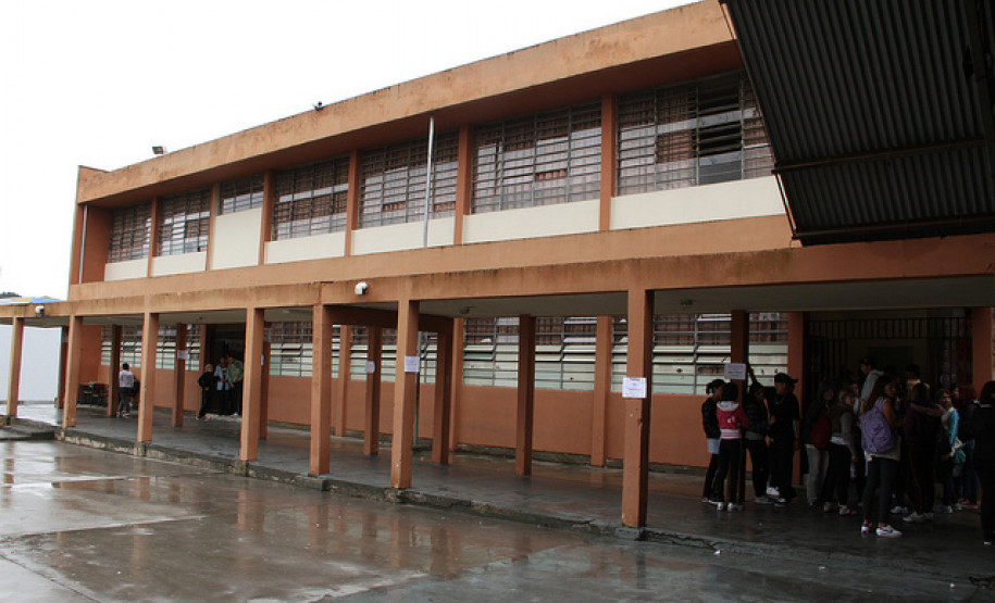 Flávio Arns visita Colégio Benedicto João Cordeiro