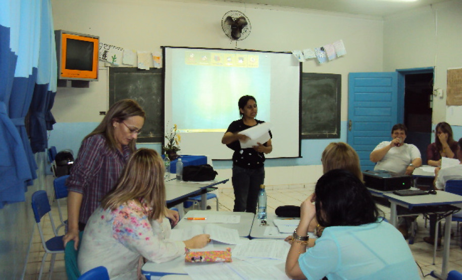 Na Escola Estadual Professor Augusto Bahls, que atende quase 300 alunos do ensino fundamental, já aconteceram as reuniões de apresentação do PAD com os professores, pedagogos e funcionários. “A receptividade foi muito boa. O PAD veio para fortalecer o trabalho que já estávamos realizando. As visitas da equipe do Núcleo Regional (Apucarana) só reforçam a importância dessa iniciativa para melhorar o nosso trabalho”, comentou a diretora Eunice de Castro.