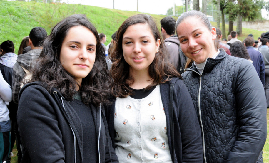 Lançamento do projeto "Sustentabilidade: da Escola ao Rio" no Colégio da Polícia Militar. Na foto, Nathália da Silva, Evelyn Mayara Guimarães Pereira e Éster Otto de França.