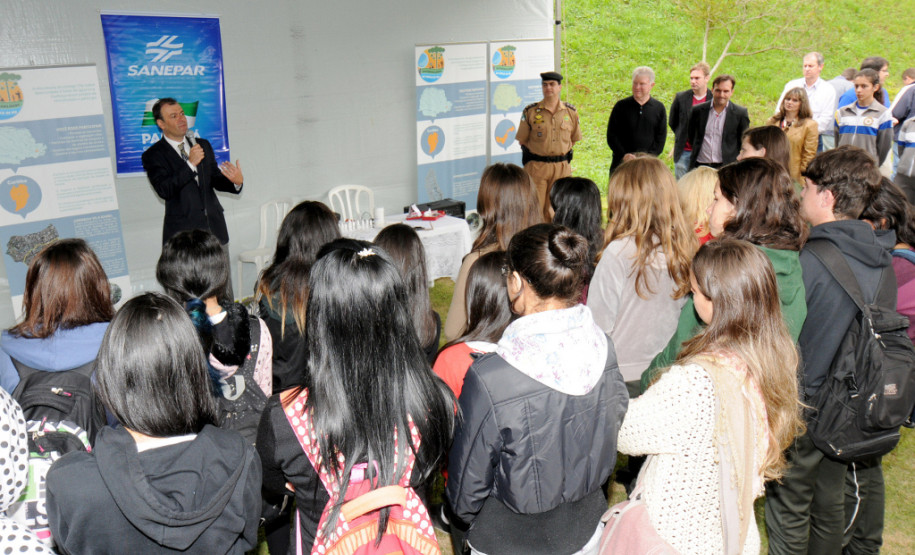 Lançamento do projeto "Sustentabilidade: da Escola ao Rio" no Colégio da Polícia Militar. Na foto, o diretor de Meio Ambiente da Sanepar, Péricles Weber, fala na abertura.