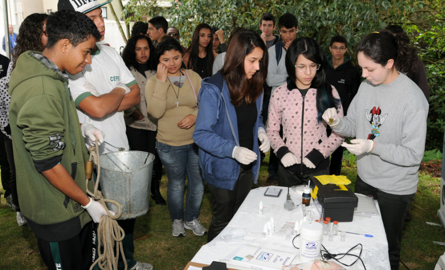 Lançamento do projeto "Sustentabilidade: da Escola ao Rio" no Colégio da Polícia Militar. Na foto, estudantes realizam a primeira coleta de amostra de água do projeto em Curitiba.