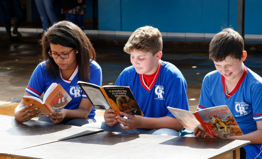 Escola Estadual do Campo Cristo Rei em Manoel Ribas, Fabiana Cristina Domingos, Luiz Alfredo Albino e Gabriel Simion Nunes. 23-09-13.