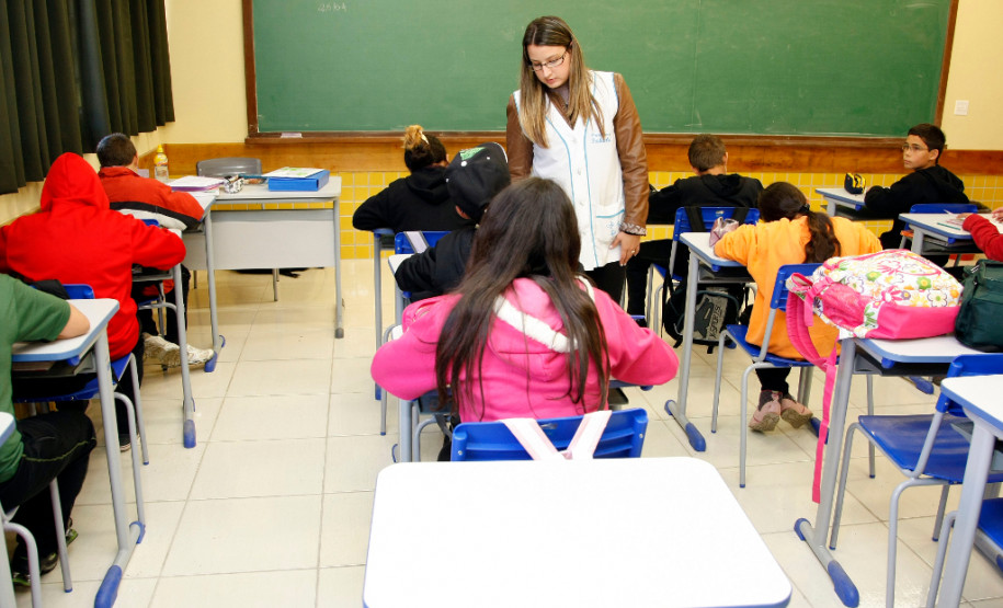 2014 terá recessos devido aos jogos da Copa do Mundo São José dos Pinhais - 25-04-13 - Escola Estadual Tarsila do Amaral.