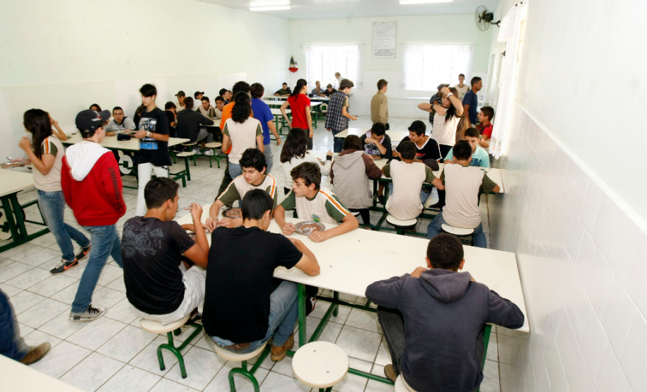2014 terá recessos devido aos jogos da Copa do Mundo Arapoti - 29-08-13 - Centro Estadual de Educação Profissional de Arapoti.