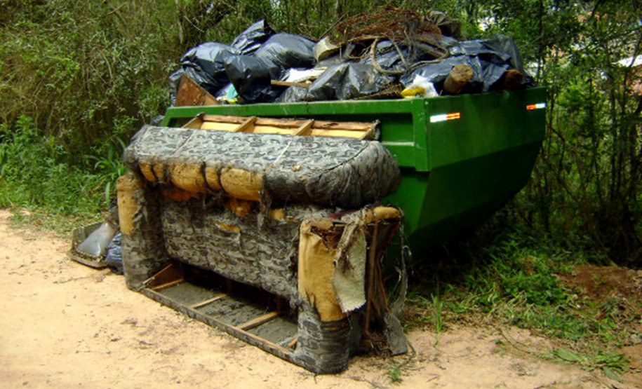 Alunos do Curso Técnico em Meio Ambiente do CEEP Olegário Macedo coletaram amostras para analisar a qualidade da água do rio.