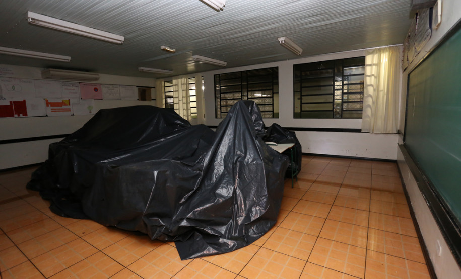 A liberação dos recursos foi anunciada no final da tarde de quinta-feira (3), após o secretário Flávio Arns visitar o Colégio Estadual Amâncio Moro, em Corbélia.<br />
<br />
Veja mais fotos em: <a href=" http://www.flickr.com/photos/flavioarns/sets/72157636173402446/" target="_blank"> http://www.flickr.com/photos/flavioarns </a>