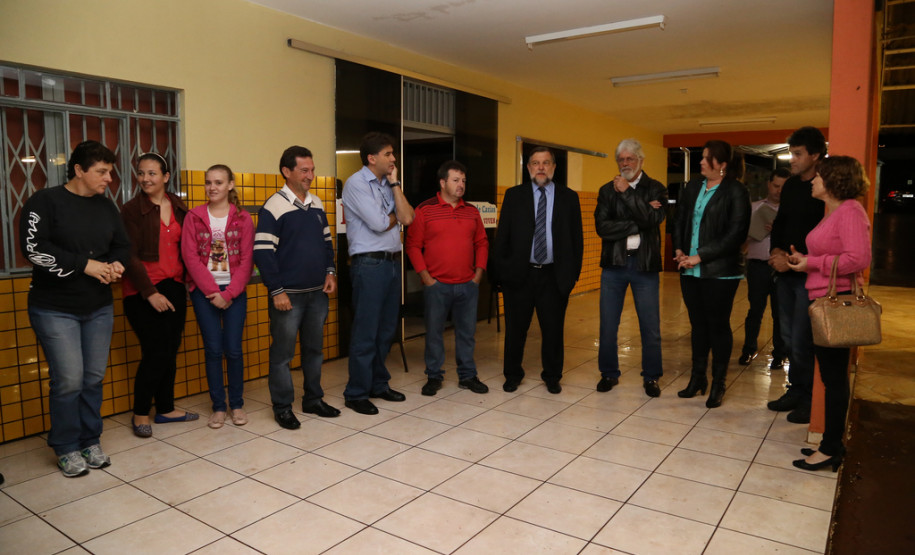 A liberação dos recursos foi anunciada no final da tarde de quinta-feira (3), após o secretário Flávio Arns visitar Colégio Estadual Duque de Caxias em Corbélia. <br />
<br />
Veja mais fotos em: <a href=" http://www.flickr.com/photos/flavioarns/sets/72157636173877876/" target="_blank"> http://www.flickr.com/photos/flavioarns </a>