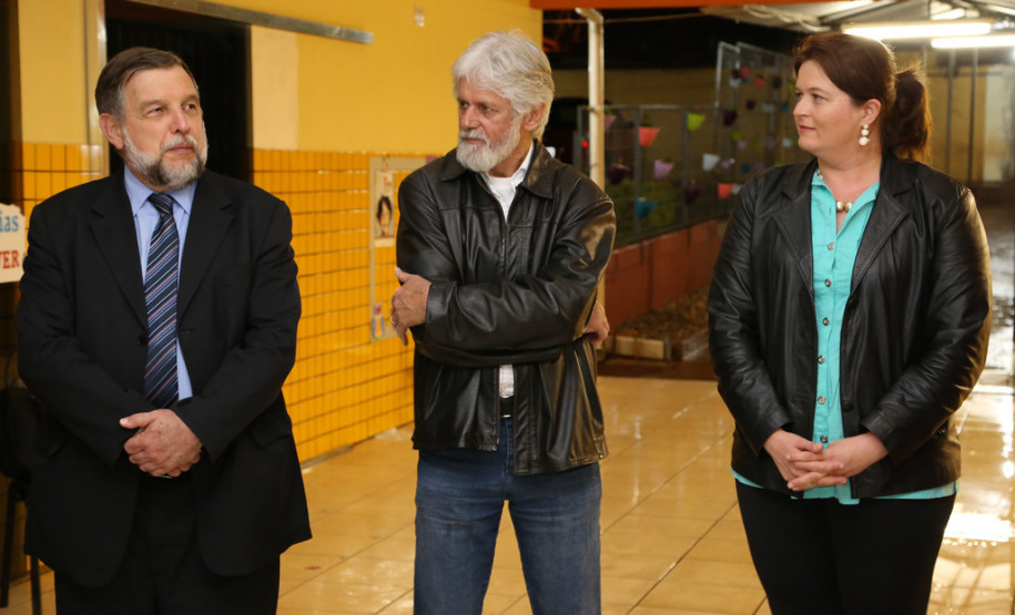 A liberação dos recursos foi anunciada no final da tarde de quinta-feira (3), após o secretário Flávio Arns visitar Colégio Estadual Duque de Caxias em Corbélia. <br />
<br />
Veja mais fotos em: <a href=" http://www.flickr.com/photos/flavioarns/sets/72157636173877876/" target="_blank"> http://www.flickr.com/photos/flavioarns </a>