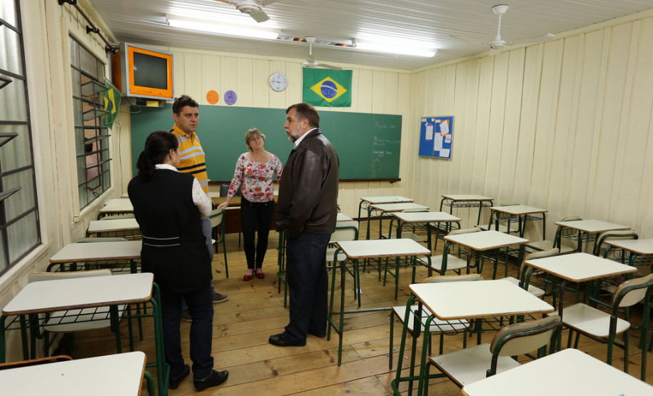 Secretaria da Educação trabalha para viabilizar obras para reforma dos prédios que foram danificados pela forte chuva que atingiu a região.<br />
<br />
Veja mais fotos em: <a href=" http://xoops.celepar.parana/migracao/seed_educacao/modules/noticias/article.php?storyid=4814" target="_blank"> http://www.educacao.pr.gov.br </a>