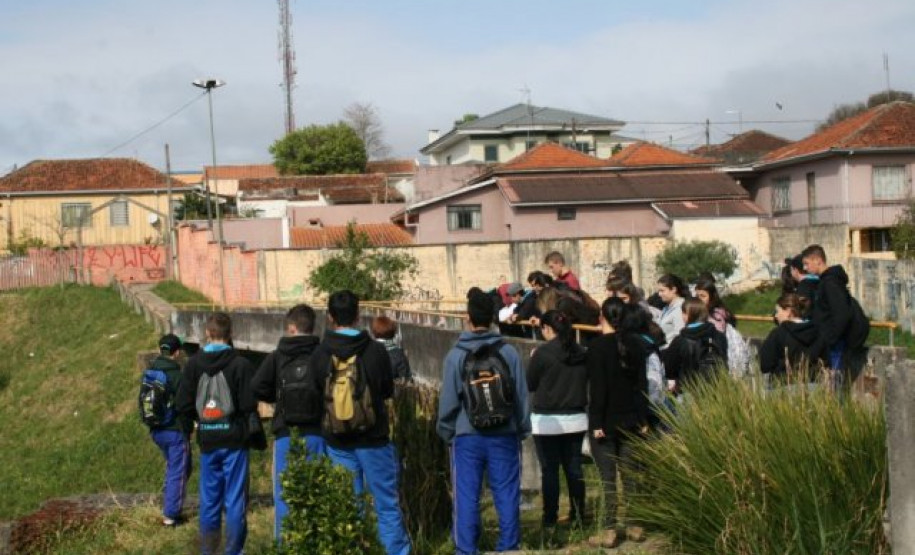 Amostras de água do Arroio Madureira, em Ponta Grossa, foram coletadas por alunos do Curso Técnico em Meio Ambiente do Colégio Estadual Polivalente, de Ponta Grossa, na manhã da última quarta-feira (02). As coletas aconteceram em três pontos distintos, cuja qualidade da água será monitorada mensalmente pelos estudantes.