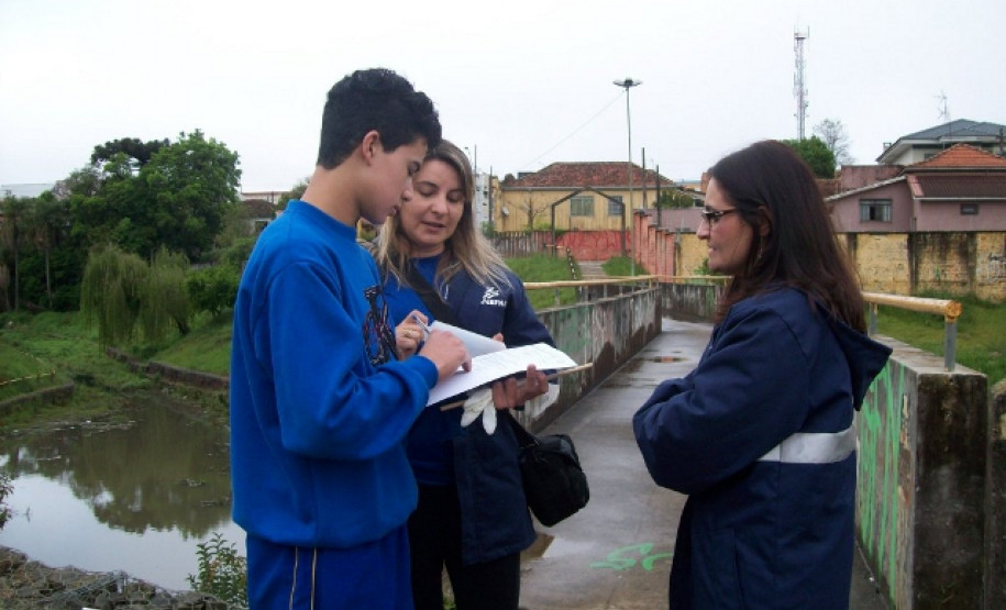 Amostras de água do Arroio Madureira, em Ponta Grossa, foram coletadas por alunos do Curso Técnico em Meio Ambiente do Colégio Estadual Polivalente, de Ponta Grossa, na manhã da última quarta-feira (02). As coletas aconteceram em três pontos distintos, cuja qualidade da água será monitorada mensalmente pelos estudantes.