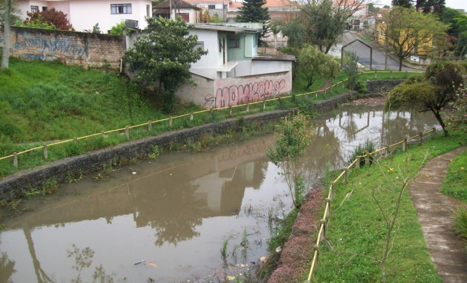 Amostras de água do Arroio Madureira, em Ponta Grossa, foram coletadas por alunos do Curso Técnico em Meio Ambiente do Colégio Estadual Polivalente, de Ponta Grossa, na manhã da última quarta-feira (02). As coletas aconteceram em três pontos distintos, cuja qualidade da água será monitorada mensalmente pelos estudantes.