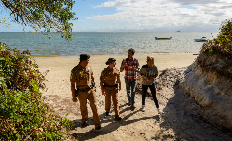 Representantes da Secretaria da Educação e do Batalhão da Patrulha Escolar estiveram no Colégio Estadual Felipe Valentim e no Colégio Estadual Lucy Requião de Mello e Silva, ambos na Ilha do Mel.Ilha do Mel, 08/10/2013.
