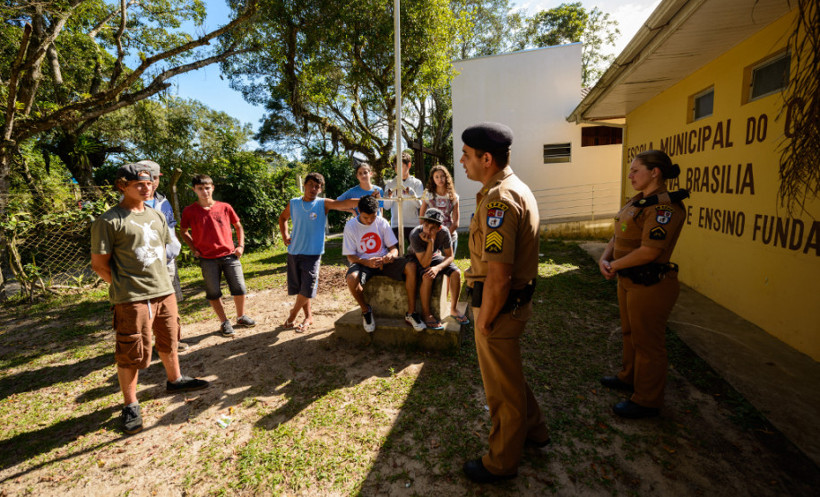 Representantes da Secretaria da Educação e do Batalhão da Patrulha Escolar estiveram no Colégio Estadual Felipe Valentim e no Colégio Estadual Lucy Requião de Mello e Silva, ambos na Ilha do Mel.Ilha do Mel, 08/10/2013.