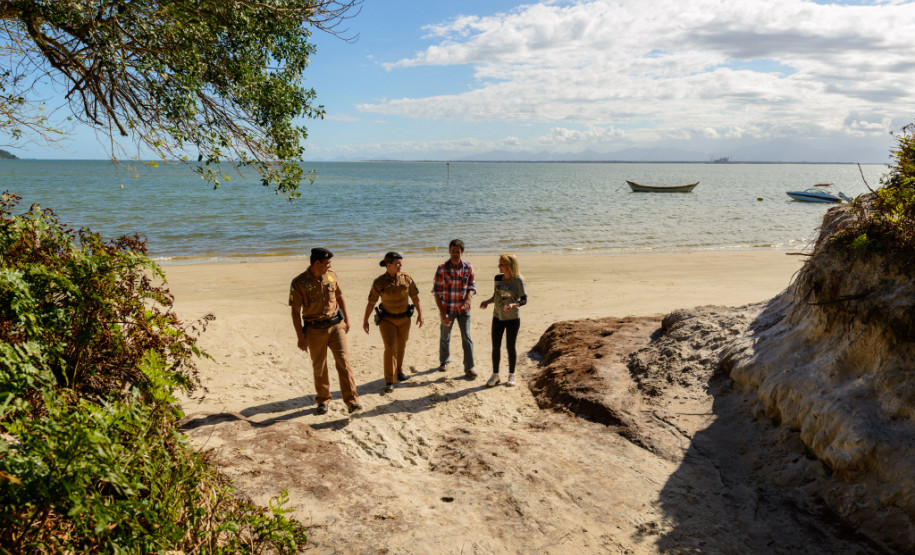 Representantes da Secretaria da Educação e do Batalhão da Patrulha Escolar estiveram no Colégio Estadual Felipe Valentim e no Colégio Estadual Lucy Requião de Mello e Silva, ambos na Ilha do Mel.Ilha do Mel, 08/10/2013.