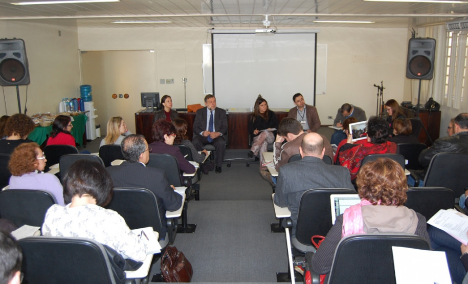Em reunião em Curitiba, Fórum de Apoio à Formação Docente também discutiu abertura de novos polos da Universidade Aberta.