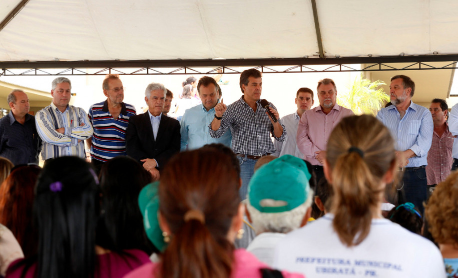 O governador Beto Richa e o vice-governador e secretário da Educação, Flávio Arns, inauguraram Escola Professora Lucinéia Ricardo Braciforte em Ubiratã.
