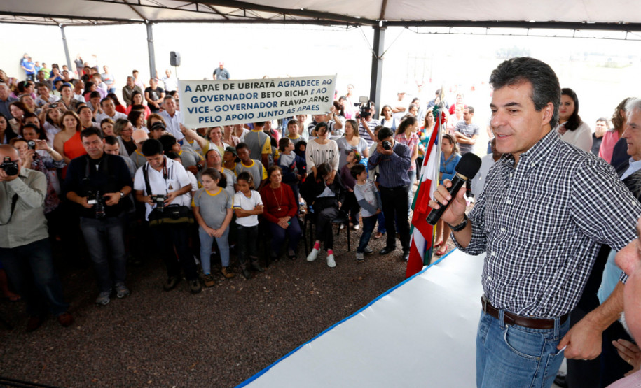O governador Beto Richa e o vice-governador e secretário da Educação, Flávio Arns, inauguraram Escola Professora Lucinéia Ricardo Braciforte em Ubiratã.