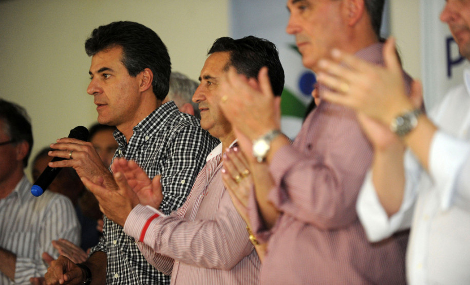 Governador Beto Richa, acompanhado pelo prefeito, Donizete Lemos, anuncia obras de pavimentação poliédrica na estrada do Jacaré, serviços de conservação de estradas, libera recursos do PAM, melhorias na rede de energia elétrica, recursos para compra de calcário e óleo diesel, entre outros anúncios