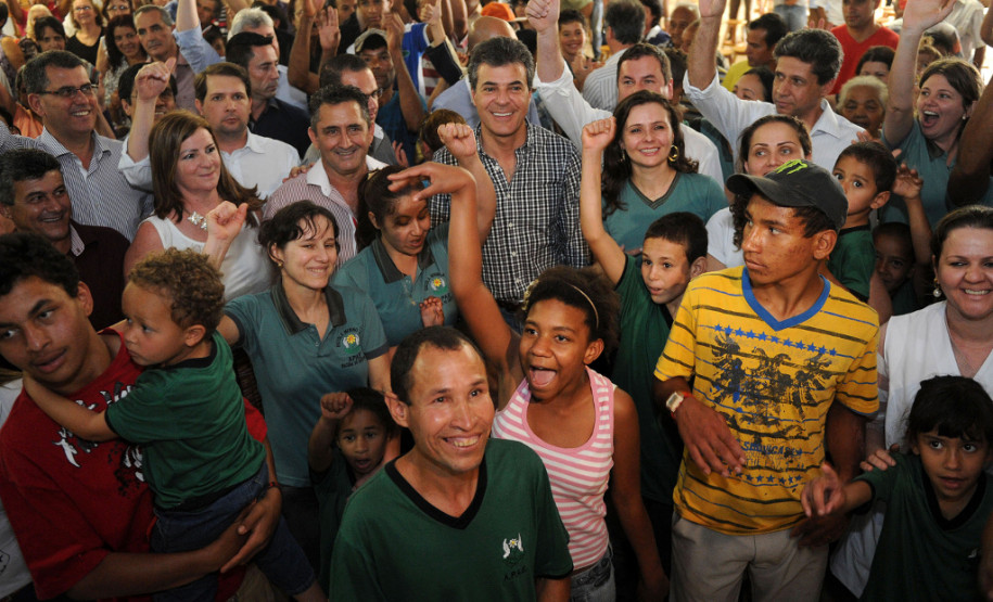 IRACEMA DO OESTE - Governador Beto Richa, acompanhado pelo prefeito, Donizete Lemos, anuncia obras de pavimentação poliédrica na estrada do Jacaré, serviços de conservação de estradas, libera recursos do PAM, melhorias na rede de energia elétrica, recursos para compra de calcário e óleo diesel, entre outros anúncios