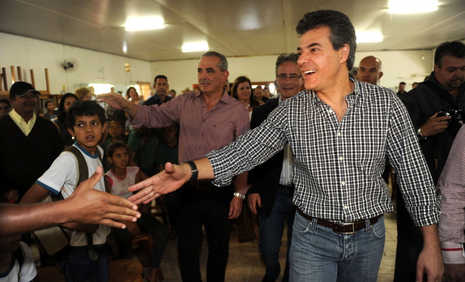 IRACEMA DO OESTE - Governador Beto Richa, acompanhado pelo prefeito, Donizete Lemos, anuncia obras de pavimentação poliédrica na estrada do Jacaré, serviços de conservação de estradas, libera recursos do PAM, melhorias na rede de energia elétrica, recursos para compra de calcário e óleo diesel, entre outros anúncios
