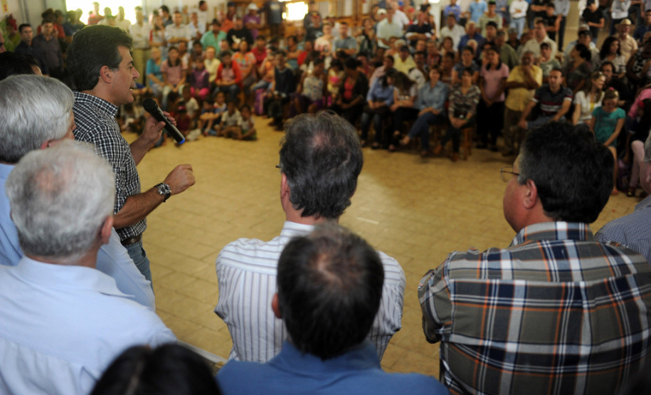 IRACEMA DO OESTE - Governador Beto Richa, acompanhado pelo prefeito, Donizete Lemos, anuncia obras de pavimentação poliédrica na estrada do Jacaré, serviços de conservação de estradas, libera recursos do PAM, melhorias na rede de energia elétrica, recursos para compra de calcário e óleo diesel, entre outros anúncios